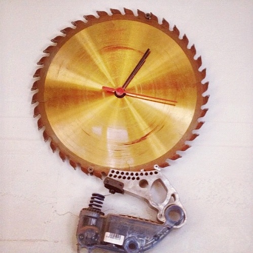 60 чудесных примеров настенных часов, которые вы захотите сделать