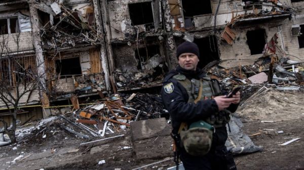 "Украинская армия держит оборону вокруг Киева". Как прошел второй день военного вторжения России на Украину