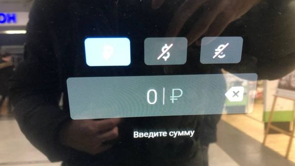 Россияне массово снимают деньги со счетов. В банкоматах кончаются доллары и евро