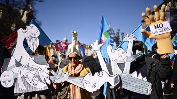 "Путин, останови войну". Во всем мире протестуют в защиту Украины