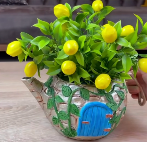 Интерьерная вещица из самого простого старого чайника