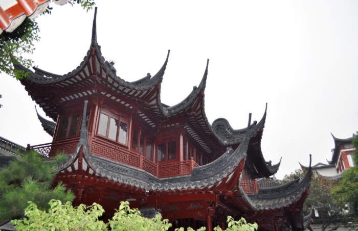 Почему крыши домов в Японии и Китае имеют такую необычную форму?