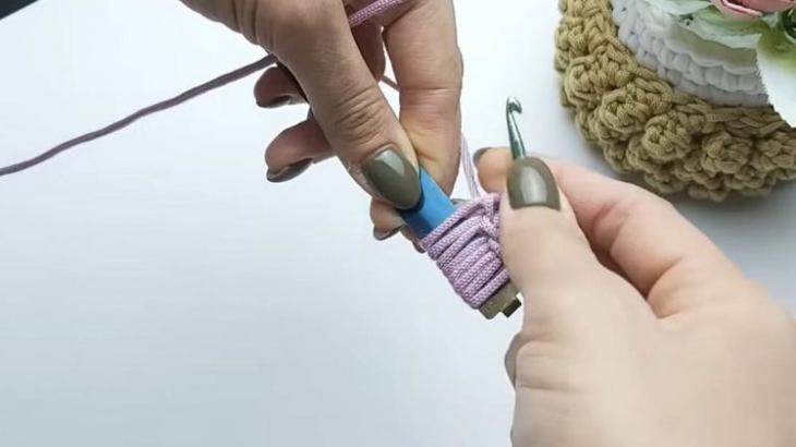 Шикарная вязаная сумочка с плетением