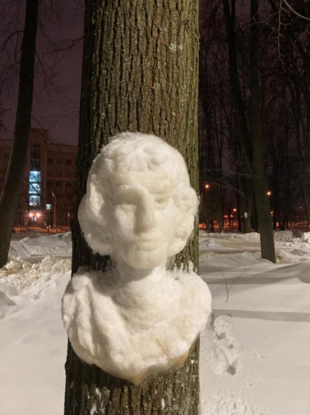 Удивительные снежные барельефы на стволах деревьев в Перовском парке