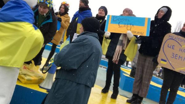 "Всем объясняют главное - что тут теперь Россия и что высовываться нельзя". Как живут люди в захваченном Мелитополе