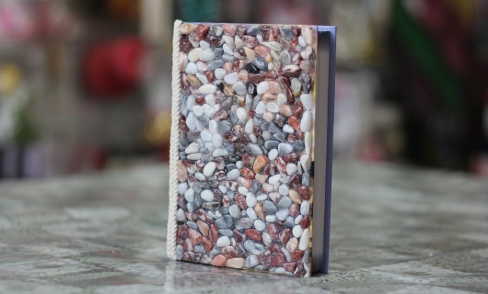 21 идея декора из морской гальки, которые непременно захочется сделать и у себя дома или во дворе