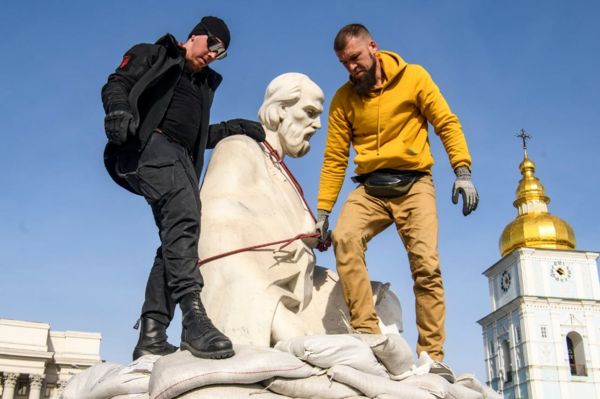 Могила для российского солдата, руины и жизнь под землей. 33-й день войны России против Украины в фотографиях