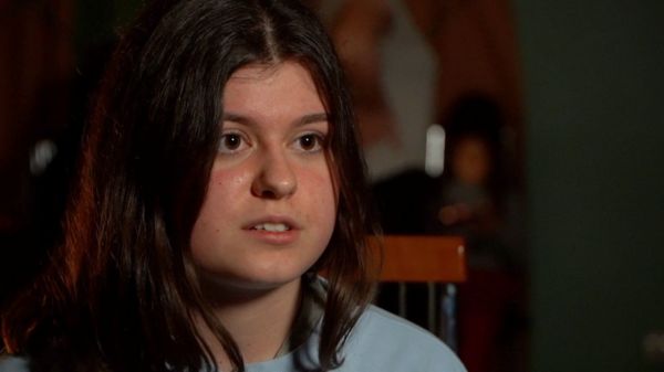 "После сирены кто-то погибнет". Корреспондент Би-би-си Сара Рейнсфорд о том, как война изменила украинцев