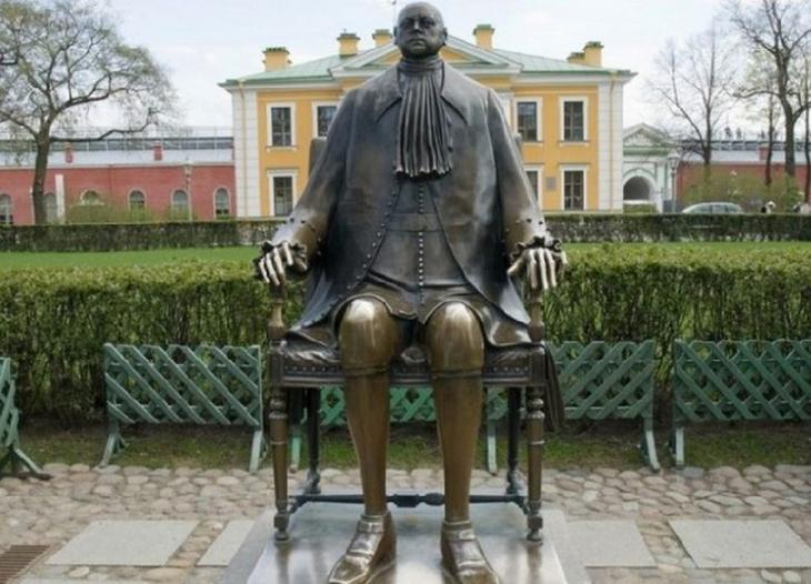 4 самых странных и неоднозначных памятника России