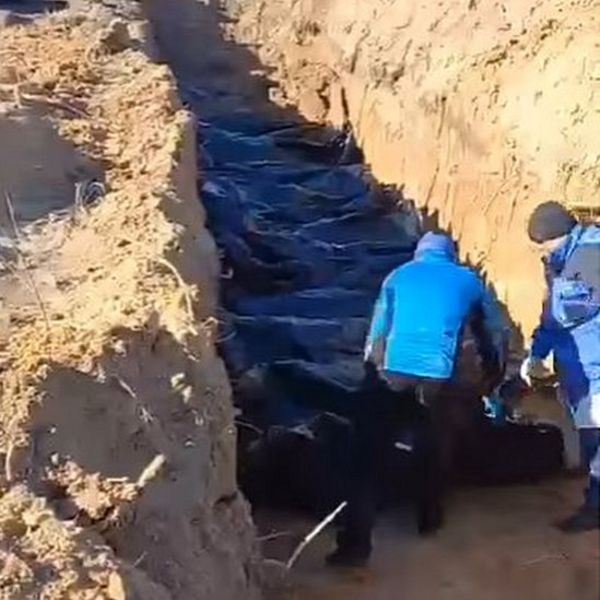 Братские могилы: погибших мирных жителей в Украине часто невозможно предать земле с достоинством