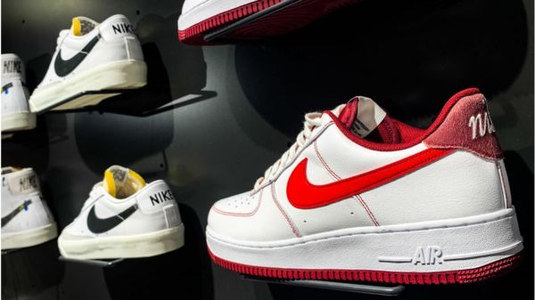 Apple прекратит продажи и ограничит свои сервисы в России