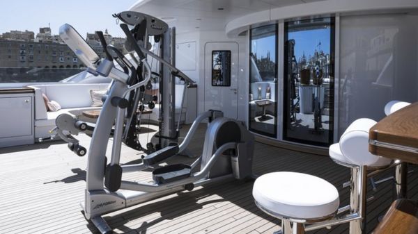 Перед войной "яхту Путина" эвакуировали из Гамбурга. Теперь известно, кому она может принадлежать