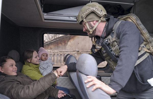 Дети на войне: НКО озабочены судьбой уезжающих за границу юных украинцев