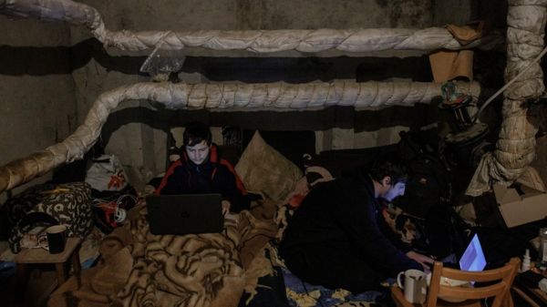 Могила для российского солдата, руины и жизнь под землей. 33-й день войны России против Украины в фотографиях