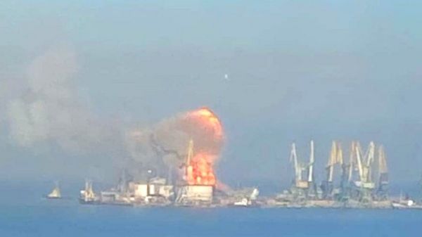 Украина заявила об уничтожении российского корабля "Орск" в порту Бердянска