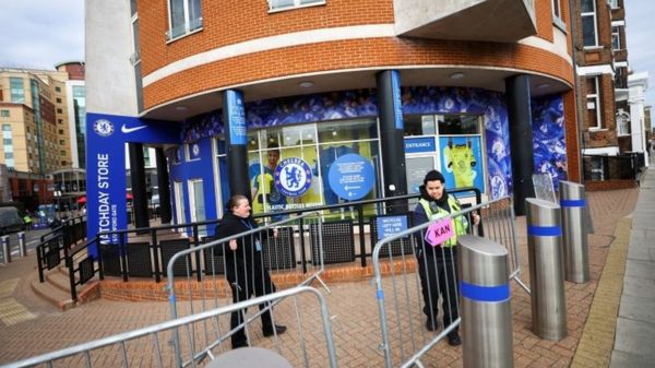 Роман Абрамович попал под санкции в Великобритании. Что это значит для "Челси"