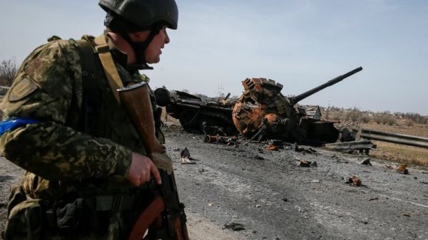 Могила для российского солдата, руины и жизнь под землей. 33-й день войны России против Украины в фотографиях