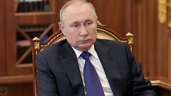 Перед войной "яхту Путина" эвакуировали из Гамбурга. Теперь известно, кому она может принадлежать