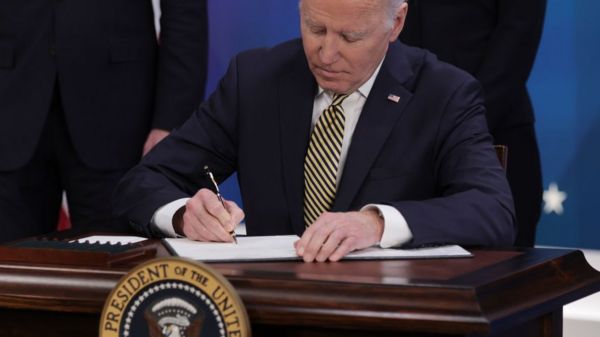 Война в Украине, день 21-й: овации Зеленскому в Конгрессе США, гибель мирных людей в Чернигове и Херсоне