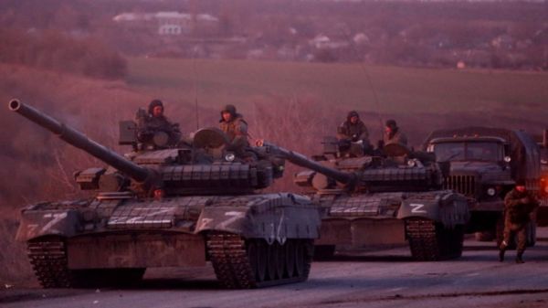 Могила для российского солдата, руины и жизнь под землей. 33-й день войны России против Украины в фотографиях