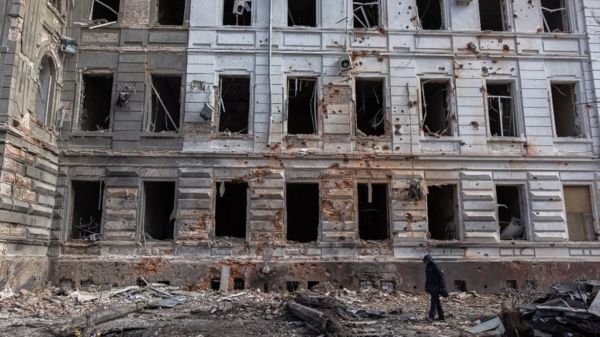 Могила для российского солдата, руины и жизнь под землей. 33-й день войны России против Украины в фотографиях