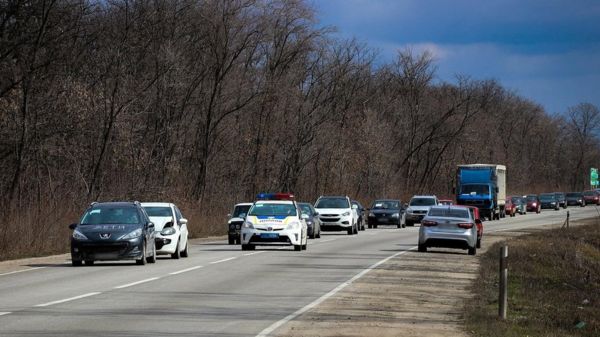 Украина обвинила Россию в ударе по драмтеатру в Мариуполе, где от бомб прятались сотни людей. Что известно