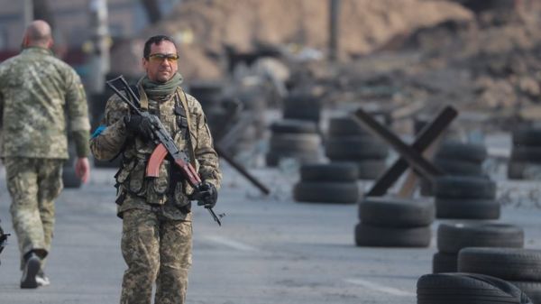 Могила для российского солдата, руины и жизнь под землей. 33-й день войны России против Украины в фотографиях