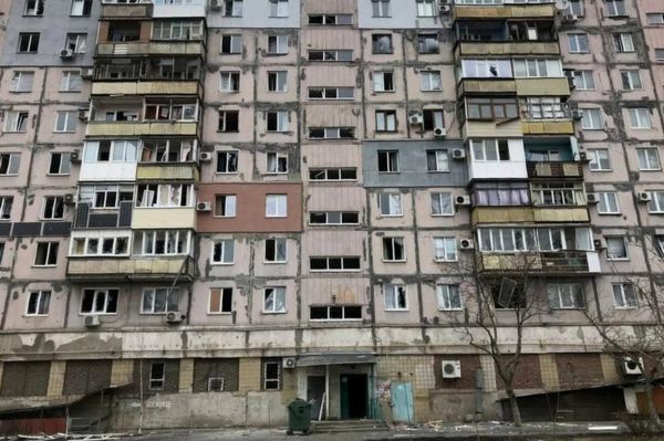 "Мы отрезаны". Что рассказывают жители осажденного российскими войсками Мариуполя