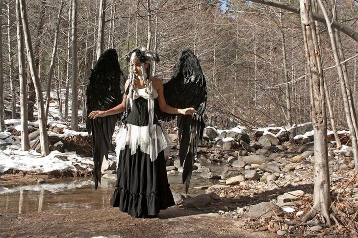 Художница создает огромные реалистичные крылья