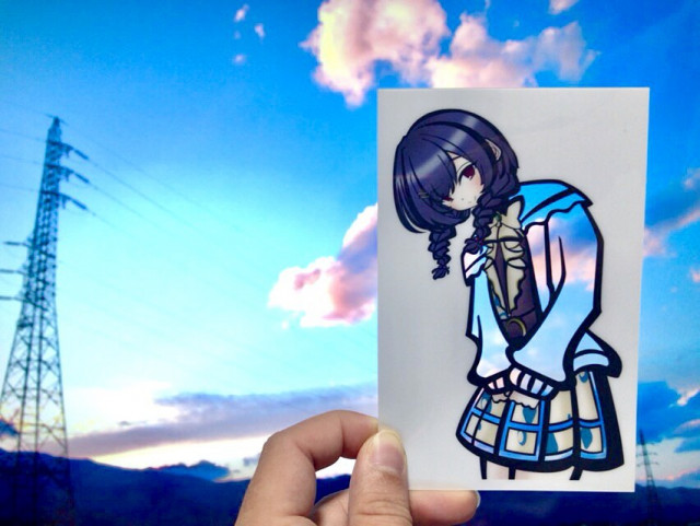 Японская художница раскрашивает вырезанные в бумаге силуэты с помощью окружающей природы