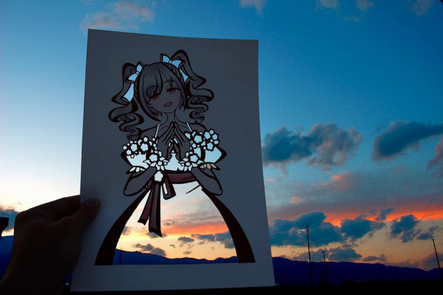 Японская художница раскрашивает вырезанные в бумаге силуэты с помощью окружающей природы