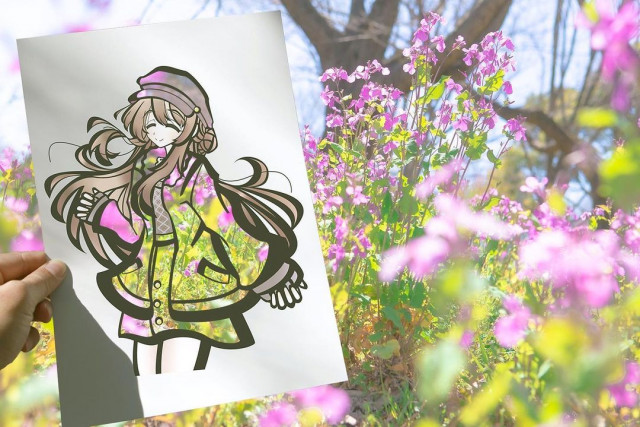 Японская художница раскрашивает вырезанные в бумаге силуэты с помощью окружающей природы