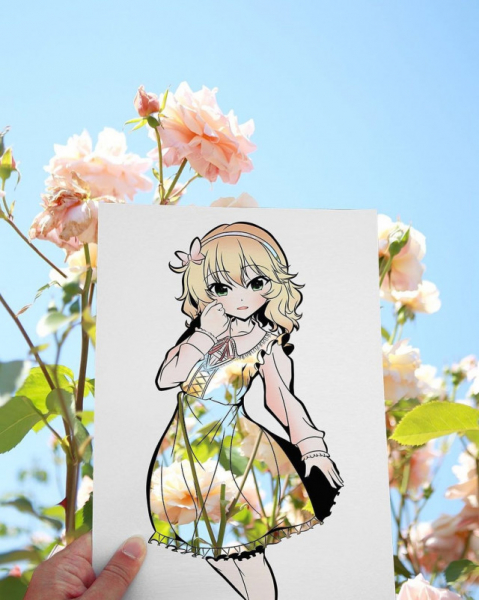 Японская художница раскрашивает вырезанные в бумаге силуэты с помощью окружающей природы