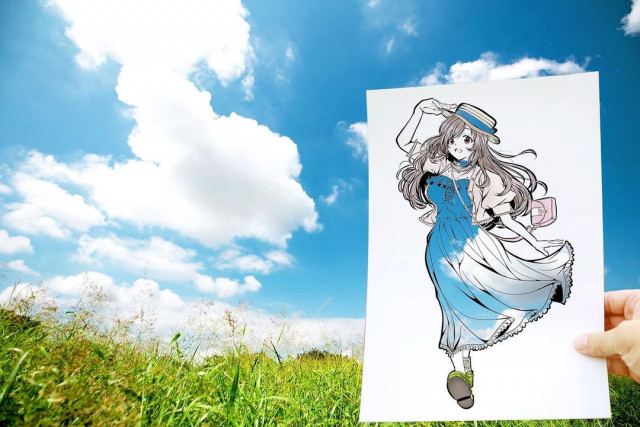 Японская художница раскрашивает вырезанные в бумаге силуэты с помощью окружающей природы