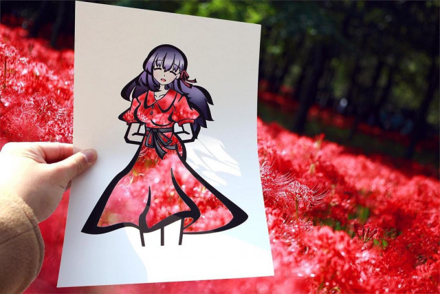 Японская художница раскрашивает вырезанные в бумаге силуэты с помощью окружающей природы