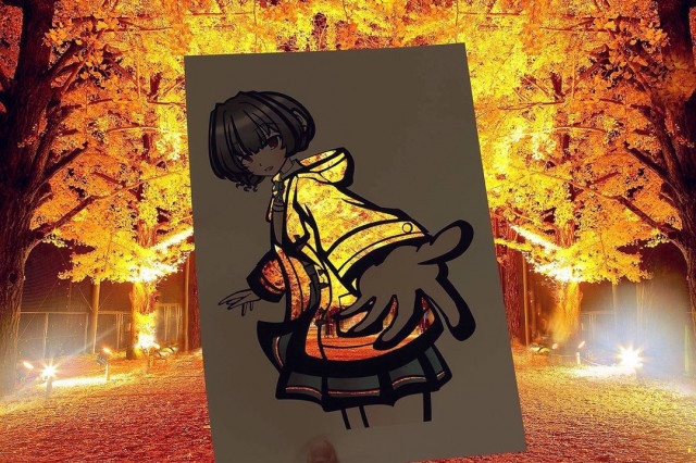 Японская художница раскрашивает вырезанные в бумаге силуэты с помощью окружающей природы