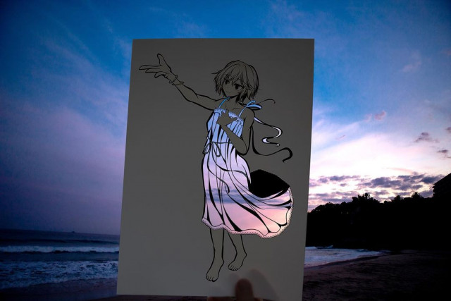 Японская художница раскрашивает вырезанные в бумаге силуэты с помощью окружающей природы