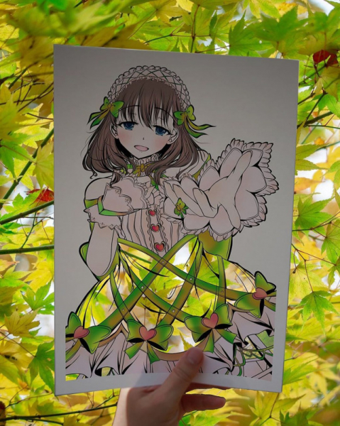 Японская художница раскрашивает вырезанные в бумаге силуэты с помощью окружающей природы