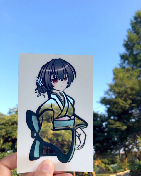 Японская художница раскрашивает вырезанные в бумаге силуэты с помощью окружающей природы