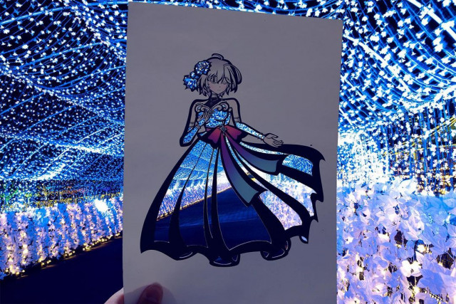 Японская художница раскрашивает вырезанные в бумаге силуэты с помощью окружающей природы