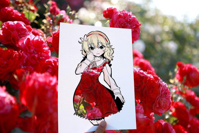 Японская художница раскрашивает вырезанные в бумаге силуэты с помощью окружающей природы