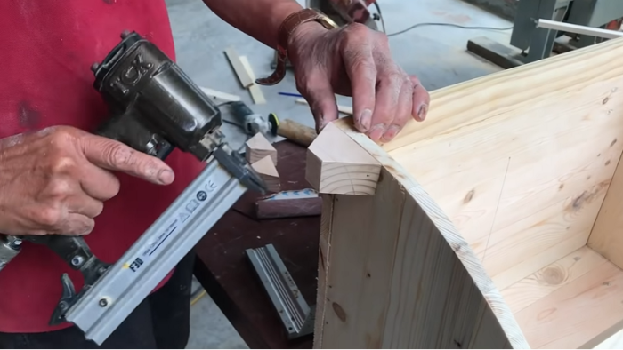 Как из вторсырья сделать угловой шкаф, который составит конкуренцию мебели из цельного дерева