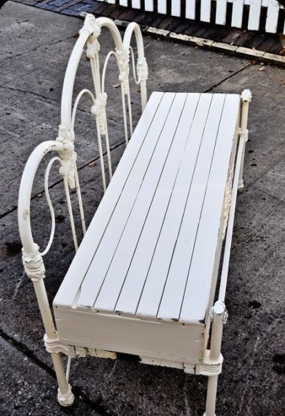 Когда польза очевидна: 17 идей использования старой кровати