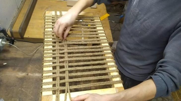 Нужная вещица из пары деревянных брусков и верёвки