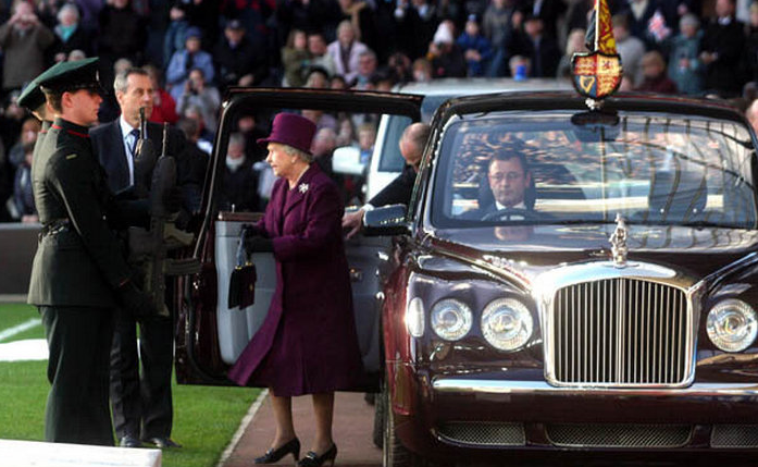 Почему у королевы Великобритании Елизаветы II нет паспорта и какие ещё законы она нарушает