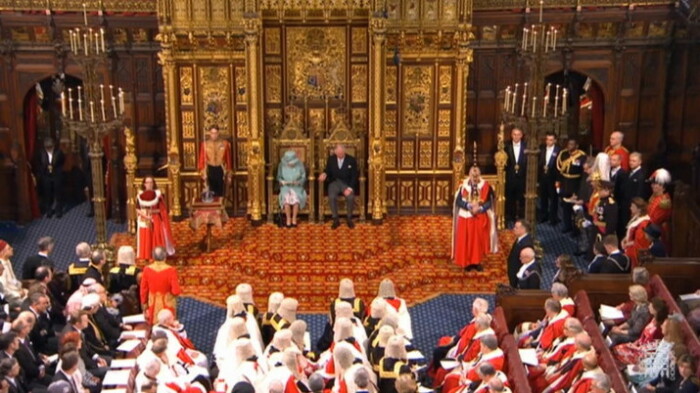 Почему у королевы Великобритании Елизаветы II нет паспорта и какие ещё законы она нарушает