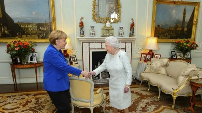 Почему у королевы Великобритании Елизаветы II нет паспорта и какие ещё законы она нарушает