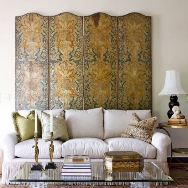 15 идей стильного оформления стены за диваном, которые добавят изюминку в интерьер гостиной