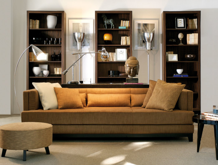 15 идей стильного оформления стены за диваном, которые добавят изюминку в интерьер гостиной