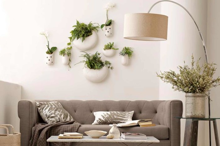 15 идей стильного оформления стены за диваном, которые добавят изюминку в интерьер гостиной